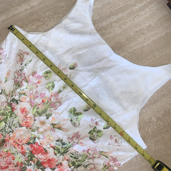 GABBY SKYE retro floral lace dress, sleeveless, white base Back zip. 12 - Picture 15 of 17